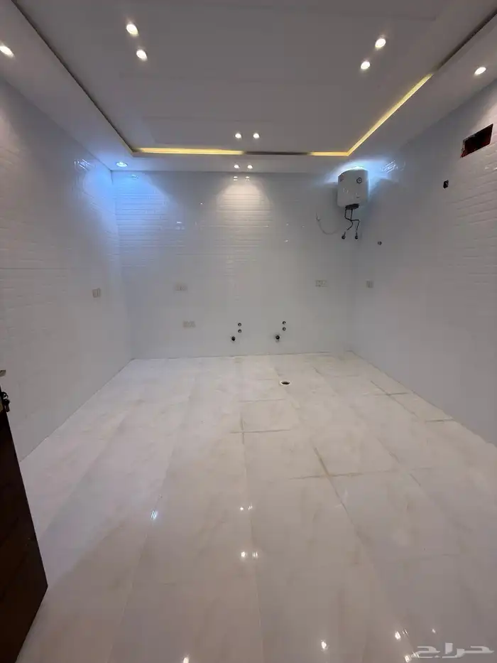 للبيع فيلا دورين وملحق بمشب ومسبح شمال خميس مشيط 850الف 10