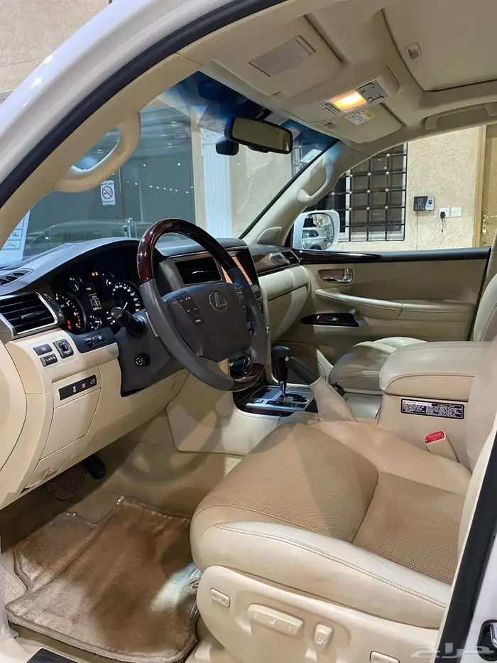 للبيع لكزس LX570 دي دي 2014 عبداللطيف عداد 86 الف 12