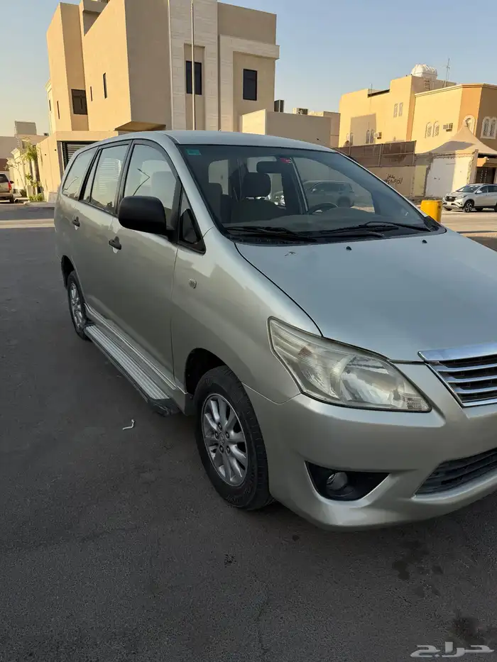 سيارة انوفا للبيع 4