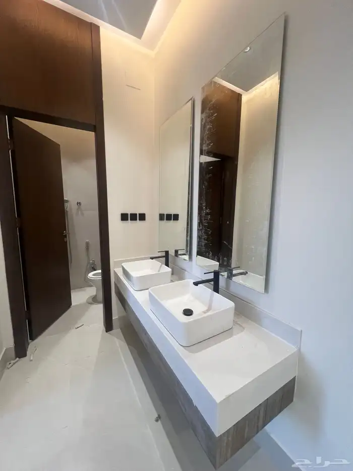 للبيع شقق علوية مع ملحق خاص بالسطح حي الحسام 4