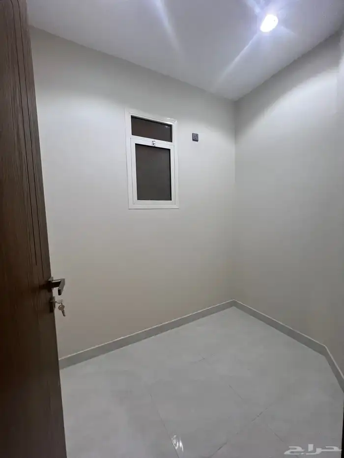 للبيع روف علوي فاخر موقع مميز و مساحة وسيعة حي العزيزية 6