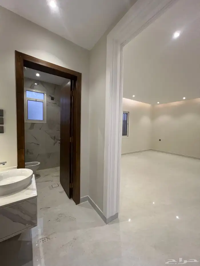 للبيع روف علوي فاخر موقع مميز و مساحة وسيعة حي العزيزية 19