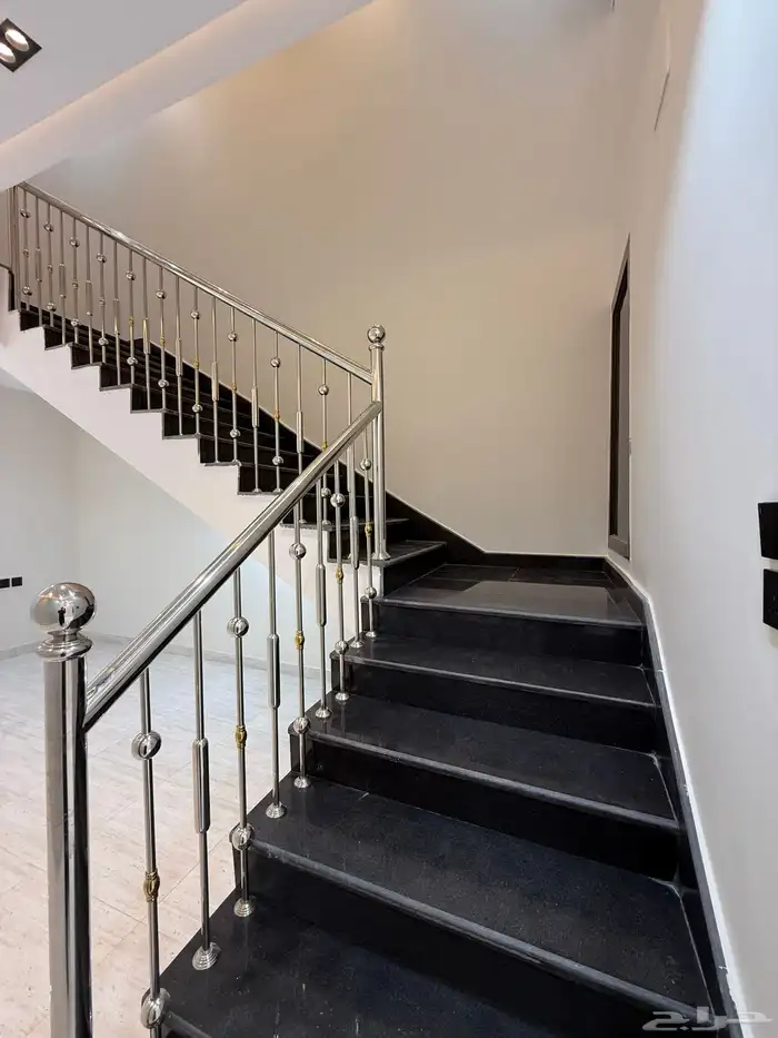 للبيع ارواف علويه بمداخل مستقل تماما حي الراقي وسط الخدمات 23