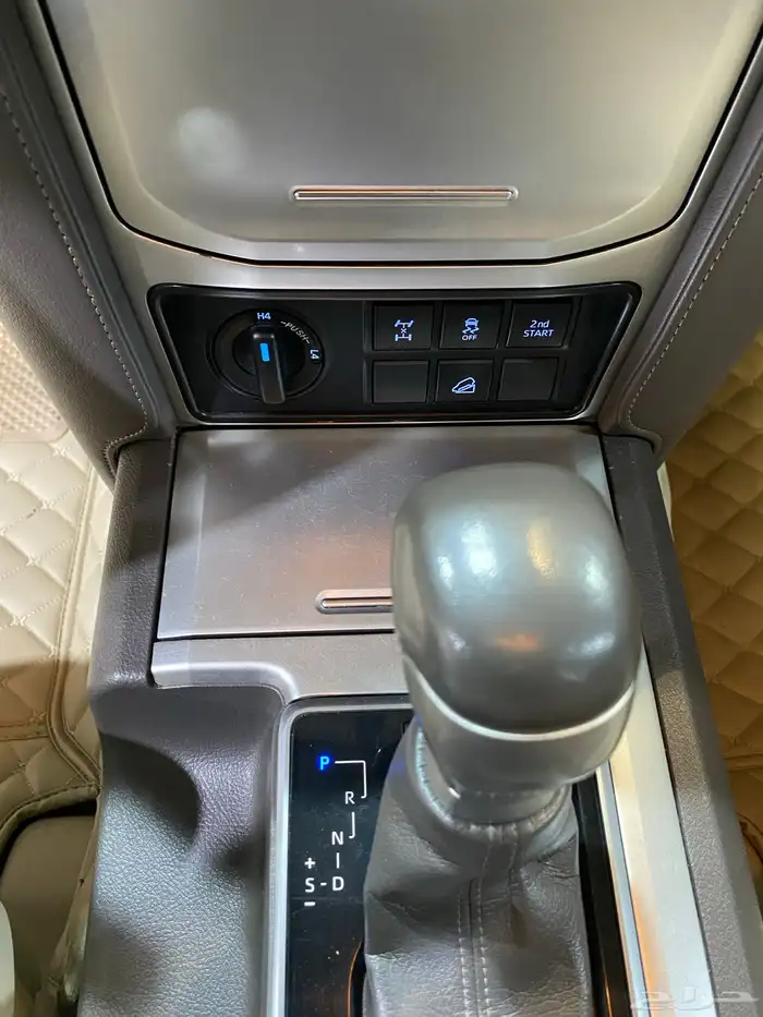 للبيع برادو 2021 فئة VX فل كامل 6 سلندر عبداللطيف عداد 111 22