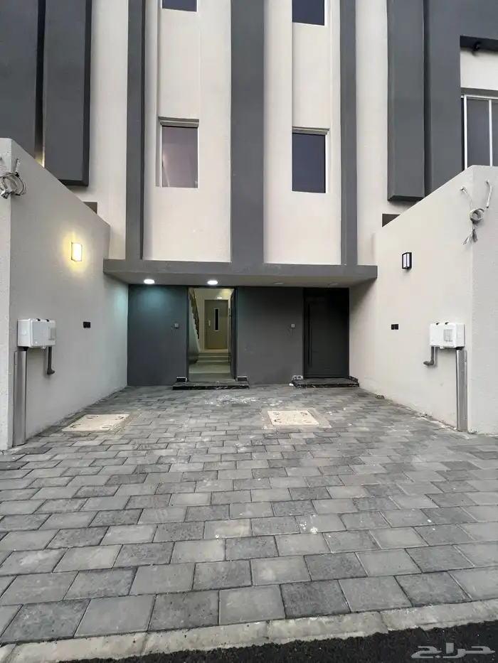 للبيع روف علوي فاخر موقع مميز و مساحة وسيعة حي العزيزية 1