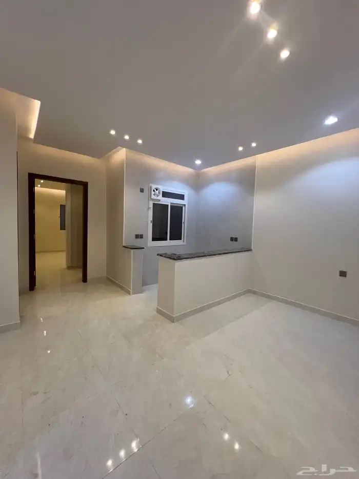 للبيع روف علوي فاخر موقع مميز و مساحة وسيعة حي العزيزية 16