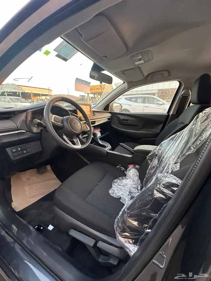 تويوتا يارس استاندر 4 سلندر موديل 2026 لون رمادي 5