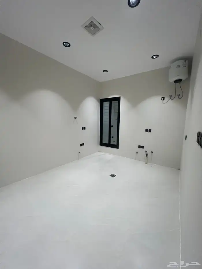 للبيع شقق علوية مع ملحق خاص بالسطح حي الحسام 8