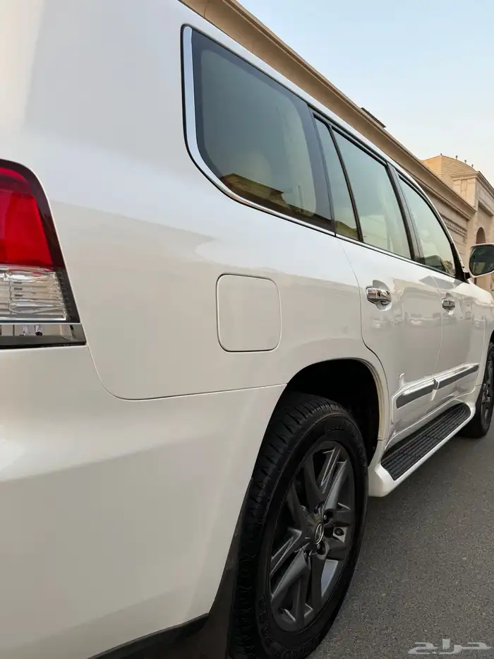 للبيع جيب لكزس LX 570 S 2014 شبه الجديد 27