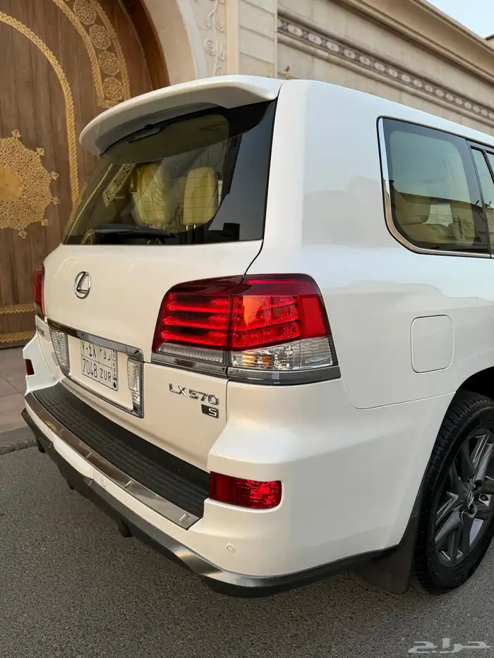 للبيع جيب لكزس LX 570 S 2014 شبه الجديد 21