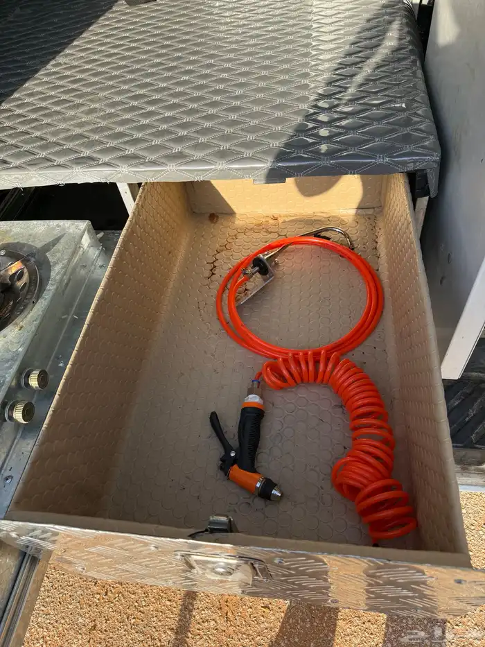 للبيع كرفان فورد ديزل مجهز للبر 4