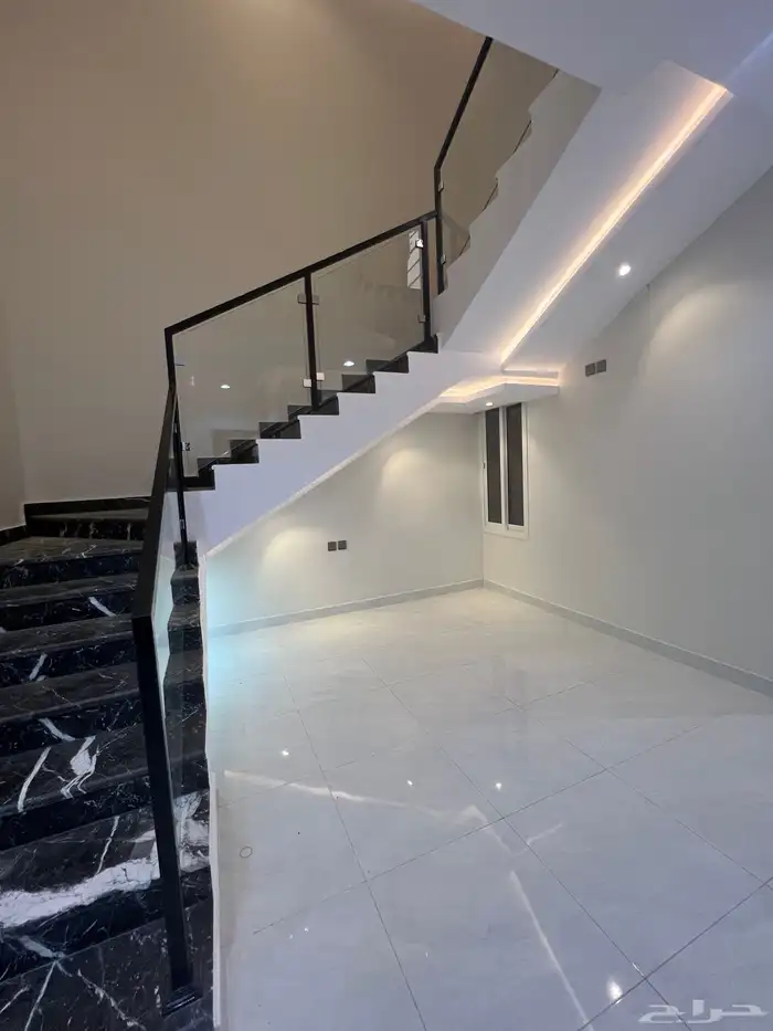 للبيع روف علوي فاخر موقع مميز و مساحة وسيعة حي العزيزية 10