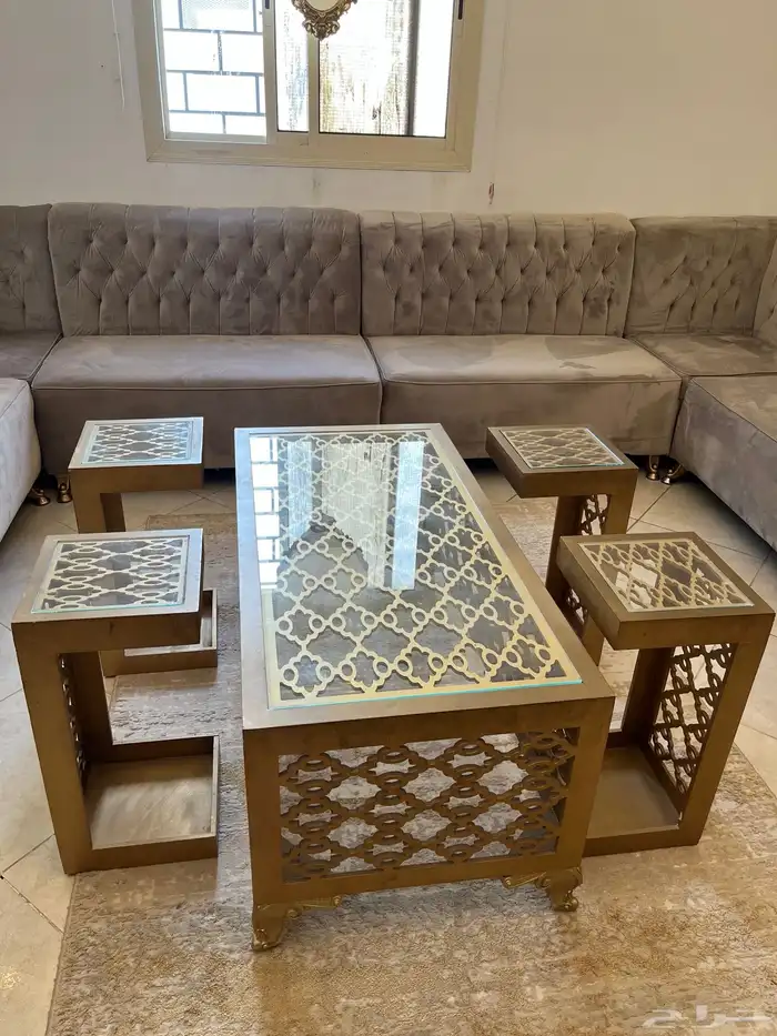 طاولة ضيافه معها 4 طاولات خدمة وطاولتين استقبال 1