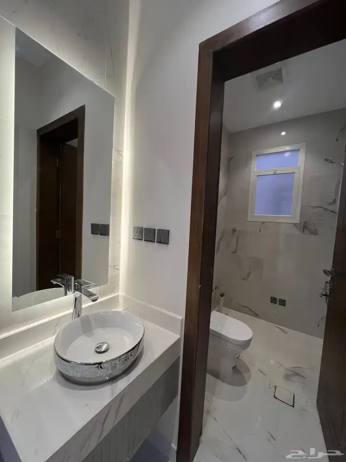 للبيع روف علوي فاخر موقع مميز و مساحة وسيعة حي العزيزية 12