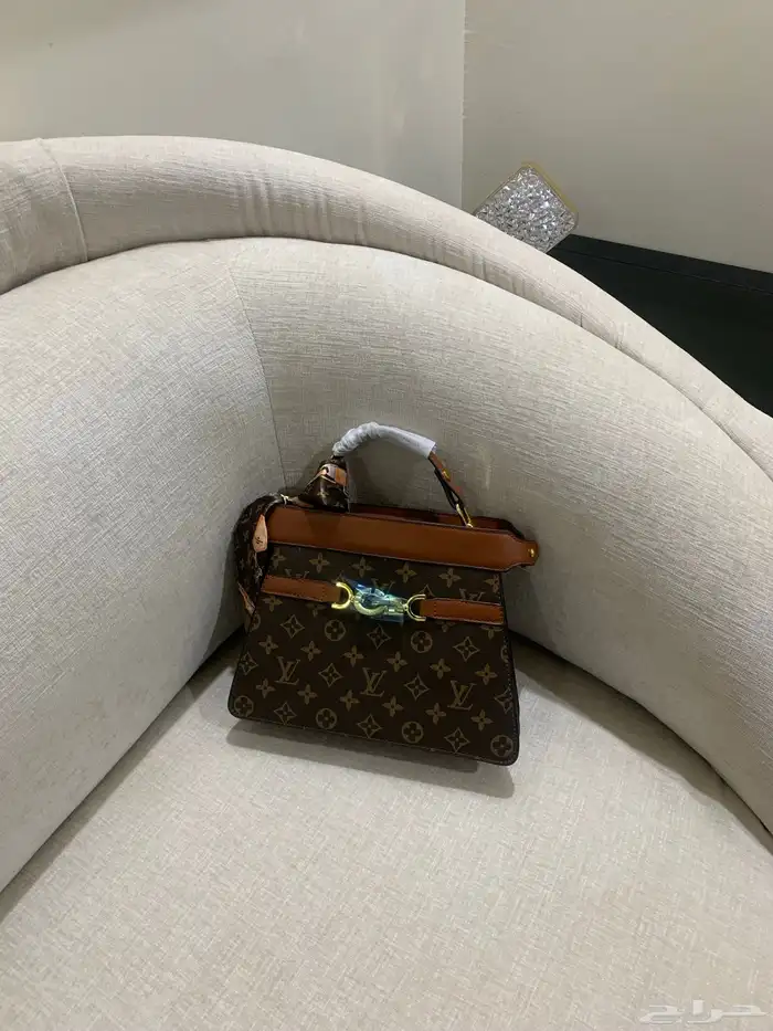 شنط توب كواليتي مع هديه قسيمه شرائيه ب 100 ريال من قولدن سنت 0