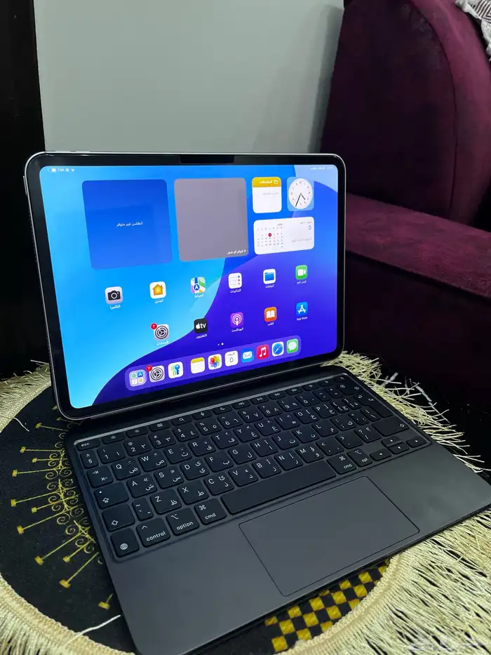 ايباد برو M4 شبه الجديد وكيبورد آبل 2