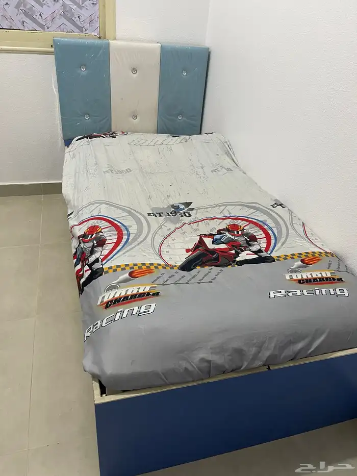 3كراسي بدون اي عيوب غير واحد عليه قلم حبر 0