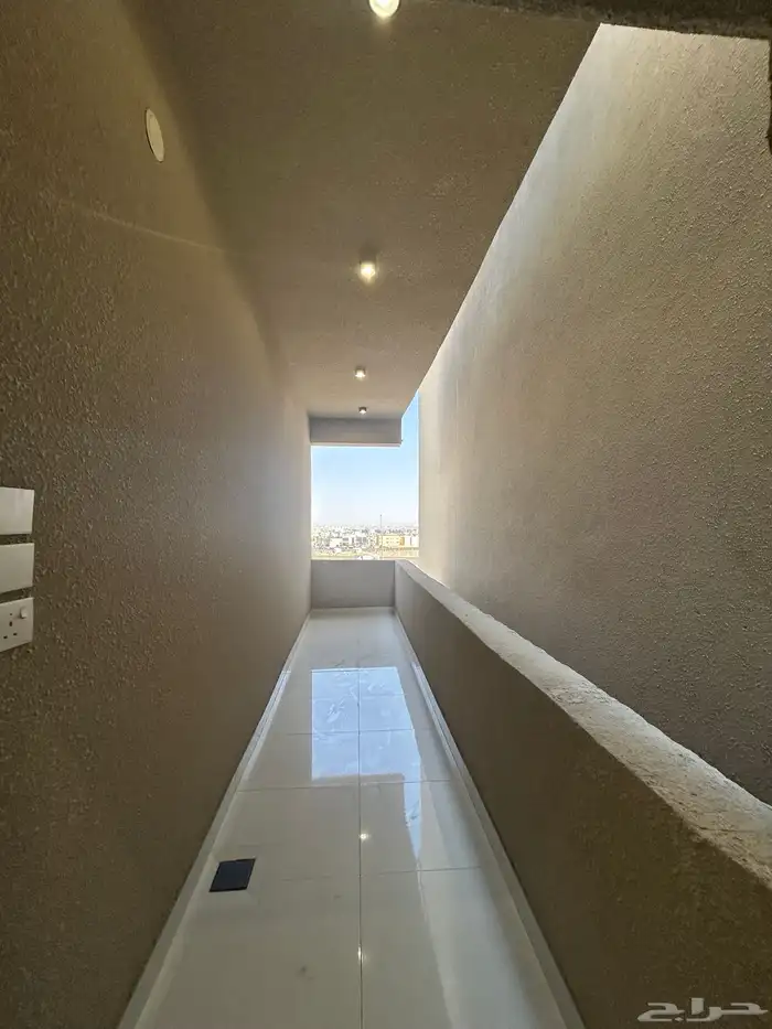 للبيع شقق علوية بسطح خاص بموقع مميز بجوار دوار التحليه 9