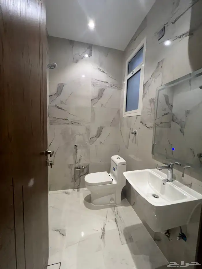 للبيع روف علوي فاخر موقع مميز و مساحة وسيعة حي العزيزية 21