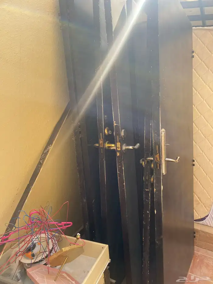 يوجد أبواب خشب للبيع متوفر سبعه أبواب 2