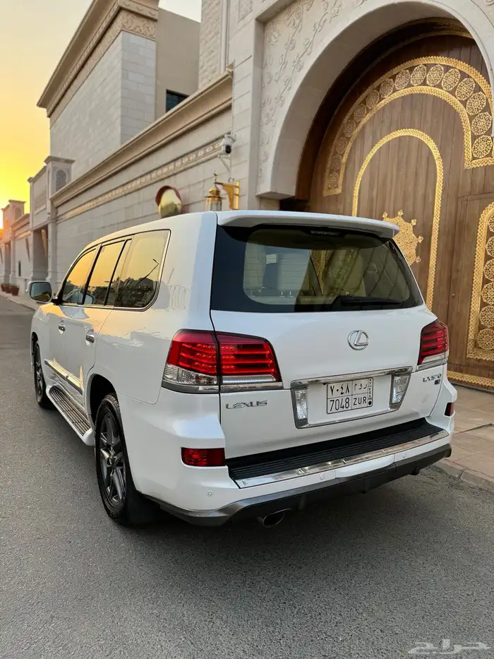 للبيع جيب لكزس LX 570 S 2014 شبه الجديد 15