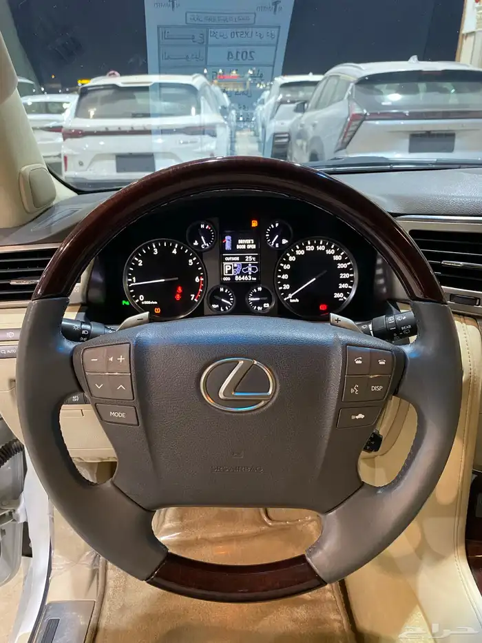 للبيع لكزس LX570 دي دي 2014 عبداللطيف عداد 86 الف 19