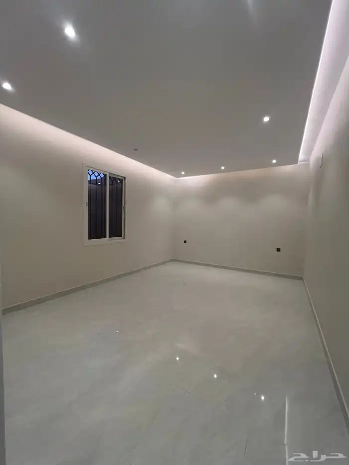 للبيع روف علوي فاخر موقع مميز و مساحة وسيعة حي العزيزية 11