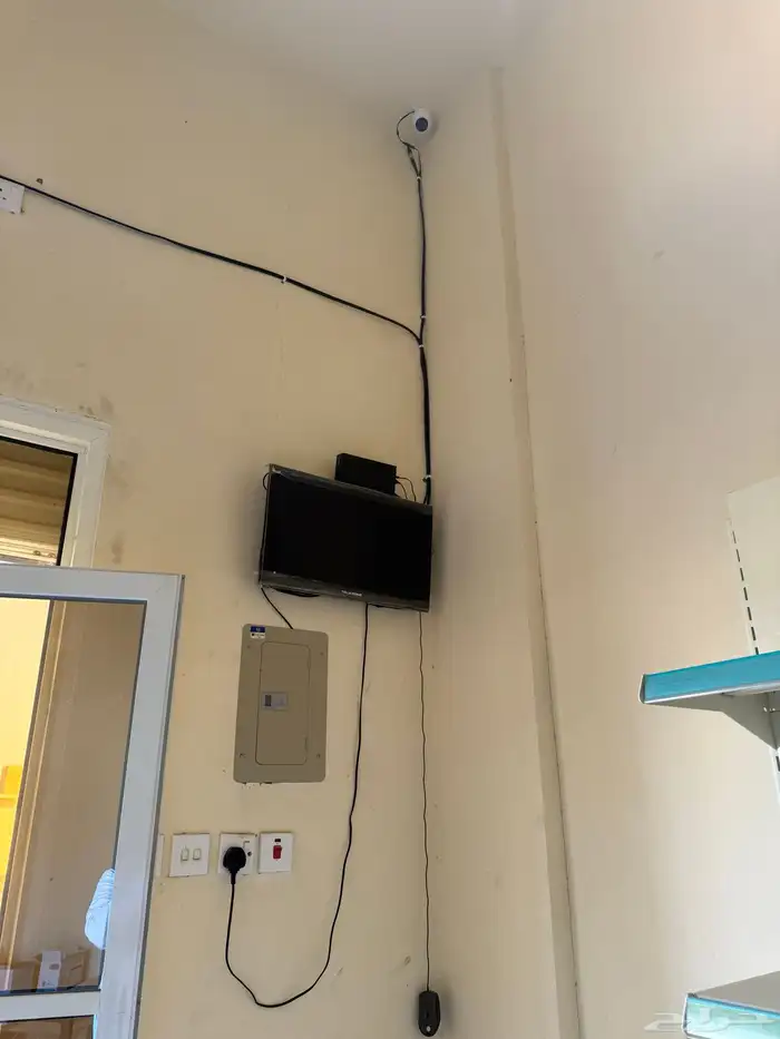 يوجد كاميرات مراقبه داخلي وخارجي 0