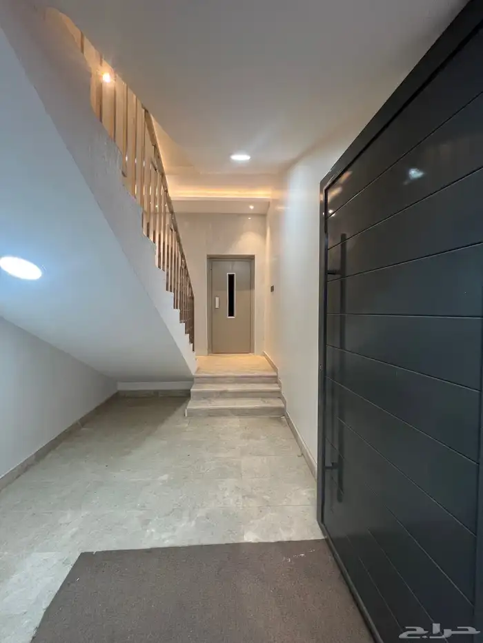 للبيع روف علوي فاخر موقع مميز و مساحة وسيعة حي العزيزية 2