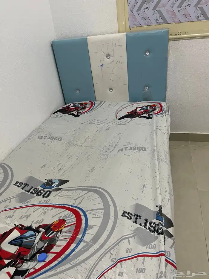 3كراسي بدون اي عيوب غير واحد عليه قلم حبر 2