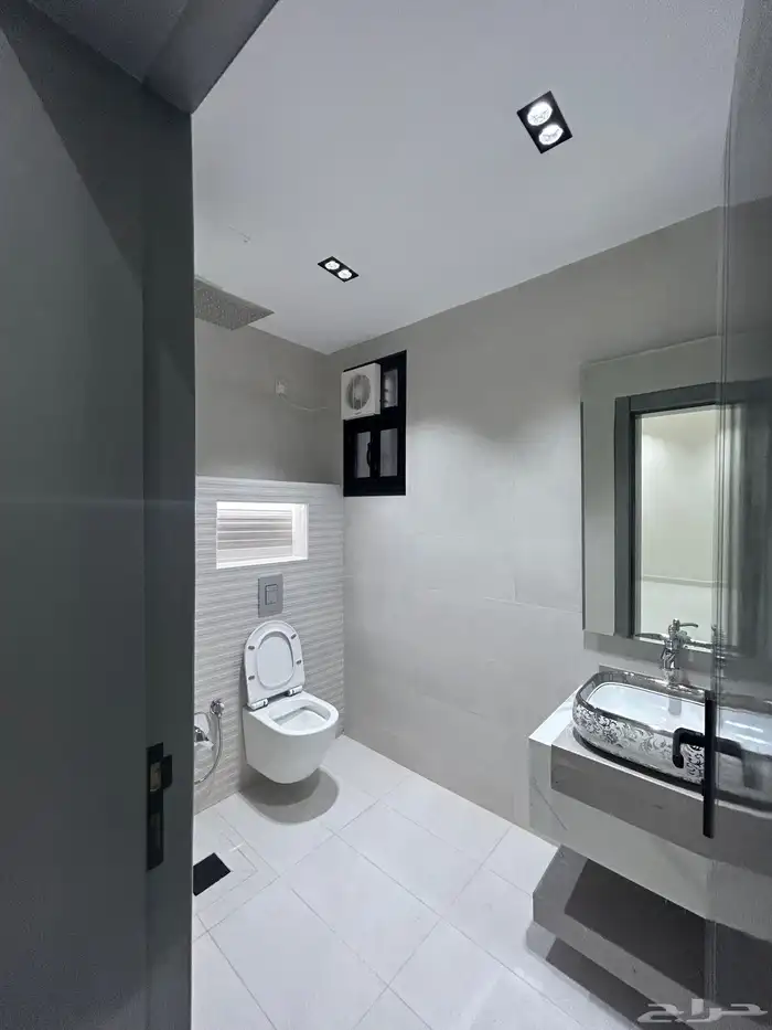 للبيع شقق علوية بسطح خاص بموقع مميز بجوار دوار التحليه 16