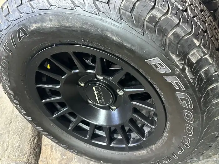 جنوط ميثود 5 مسمار اصلي مع كفرات ربع حجري امريكي مقاس 17جيب 20