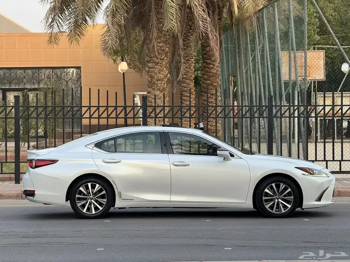 لكزس Es300 موديل 2020 4