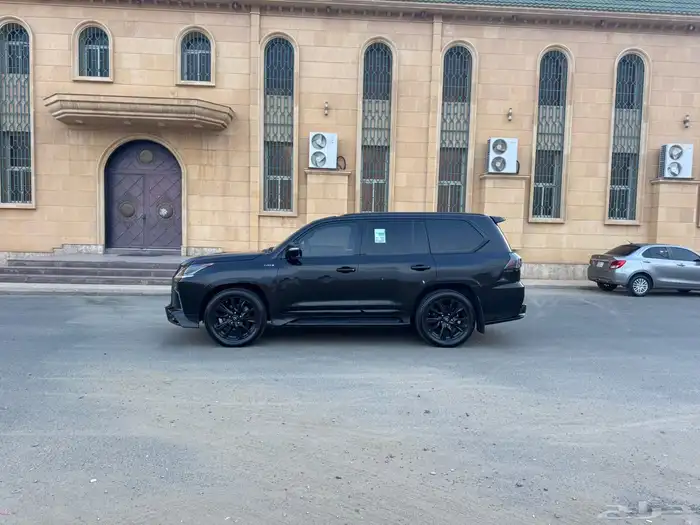 لكزس 2019 بلاك ديشن 10