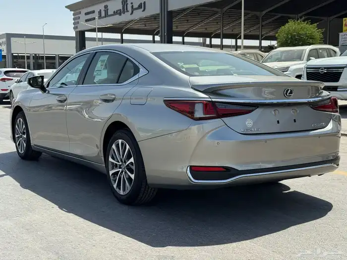 لكزس ES 250. بريمي CA. 2025 بالكاش والاقصاد 5