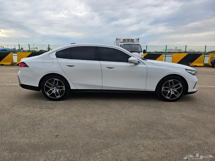 ب224 الف شامل جميع المصاريف 520i 2025 فل كامل 3