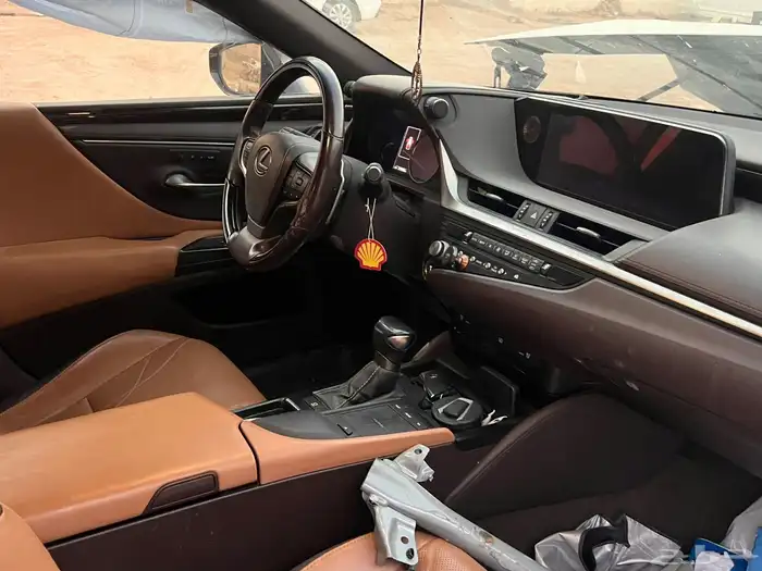 لكزز مصدومه للبيع 2021 ES350 4