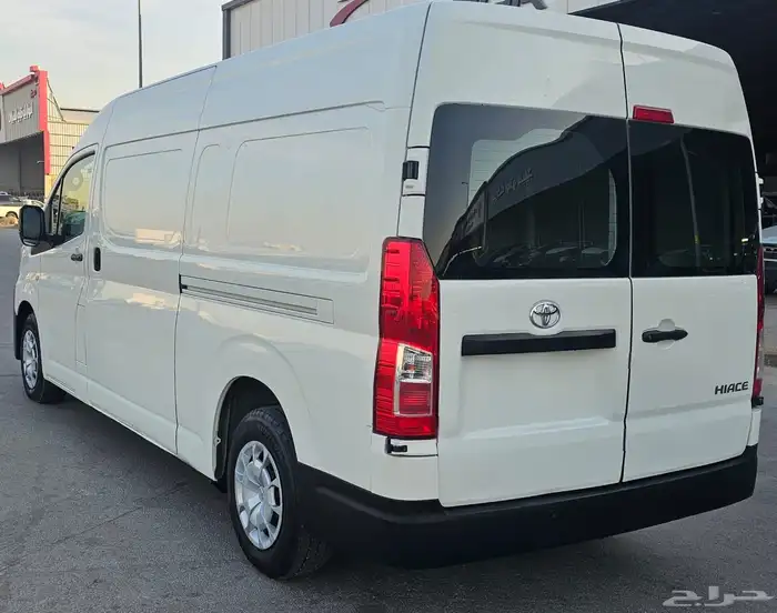 تويوتا باص فان بضاعه سقف مترفع 2023 للبيع 3