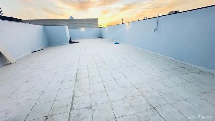 شقه للبيع دور ثاني مدخل مستقل 5 غرف وصاله وسطح كامل 0