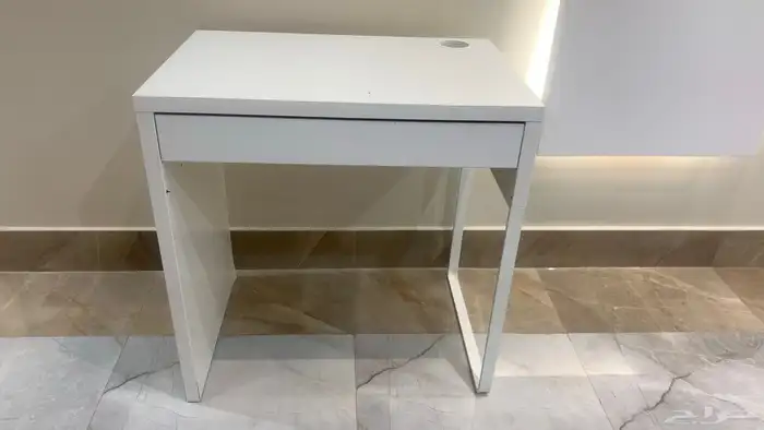 مكتبه صغير مع مكان خاص لوضع الاسلاك ويوجد درج 0