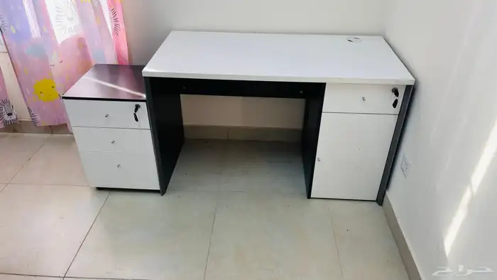 مكتب وسبوره قلم متحركة بملحقاتهم بحالة الجديد 2