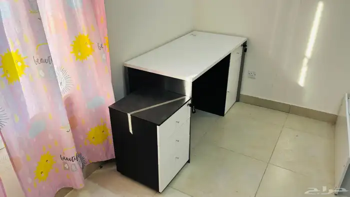 مكتب وسبوره قلم متحركة بملحقاتهم بحالة الجديد 0