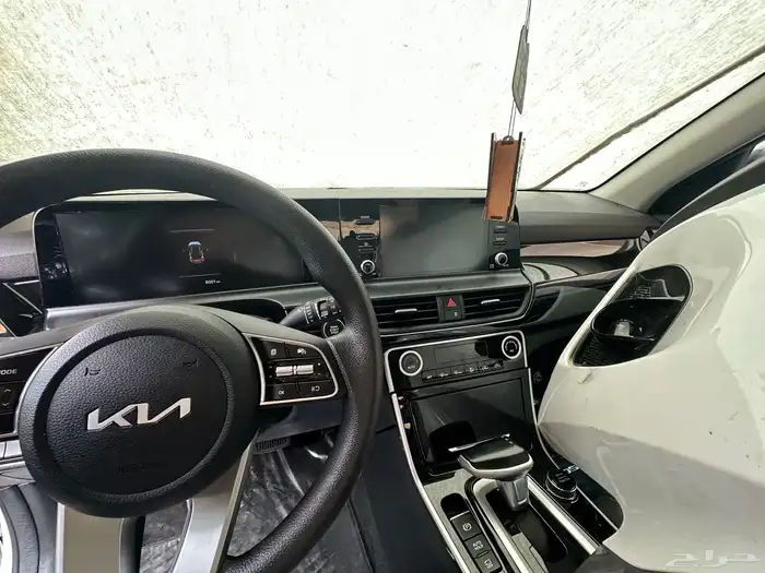 كيا سيلتوس موديل 2025 ستاندرد ابيض وسقف اسود 3