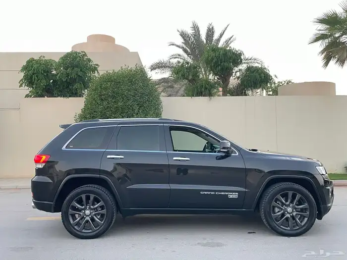 جيب جراند شيروكي 2015 سعودي عداد قليل بحالة الوكاله 43