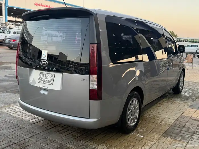 هيونداي ستاريا 2023 عداد 5 الاف 2