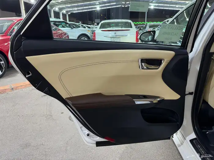 تويوتا افالون ليمتد 2015 ( بحالة الوكالة ) 28