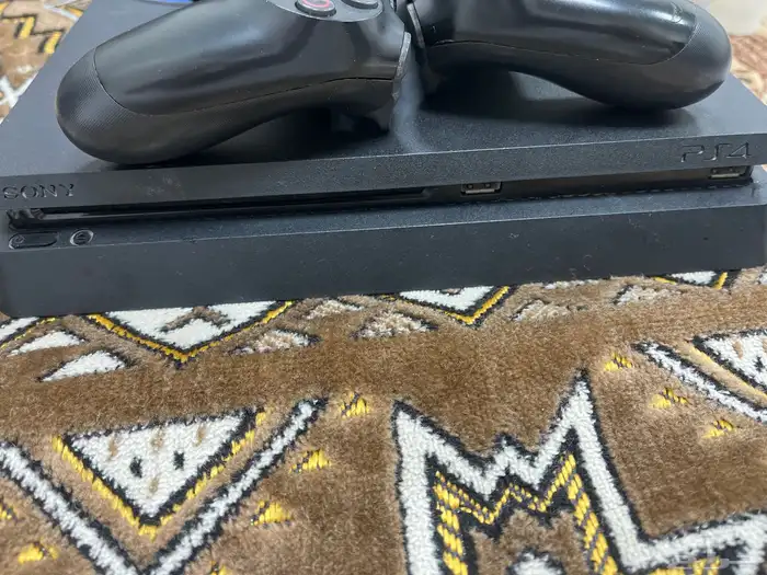 سوني فور للبيع 1تيرا مع يدتين وشريطين وكل ملحقاته 3