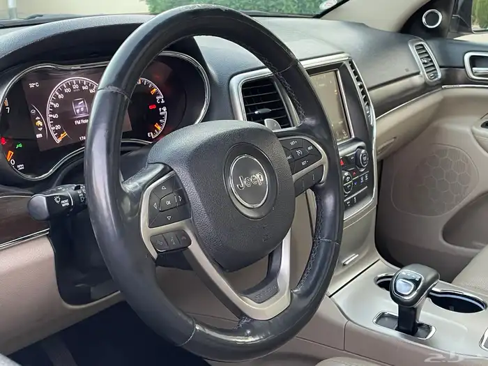 جيب جراند شيروكي 2015 سعودي عداد قليل بحالة الوكاله 23