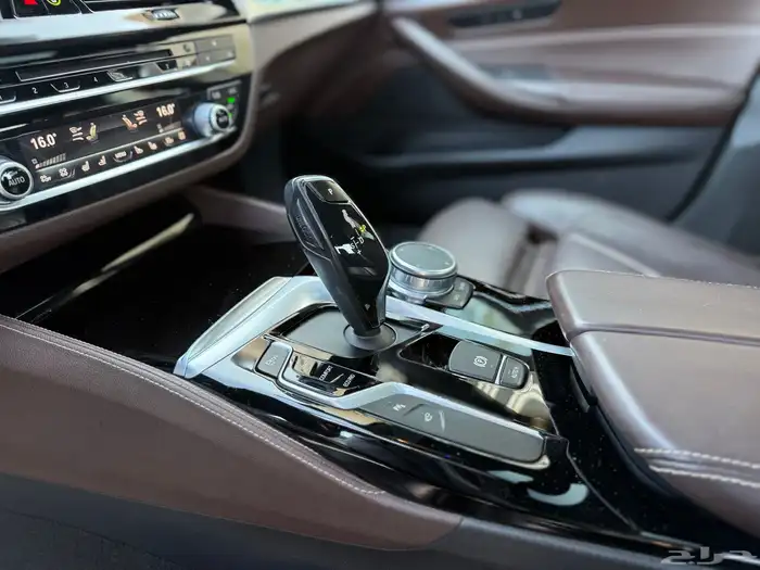 للبيع bmw 520 ديزل فل كامل 17