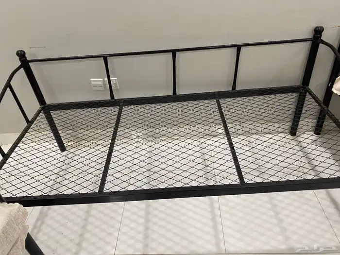 خمس كراسي حديد وخمس كراسي خشب تفصيل 0